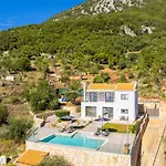 Villa Chronis *